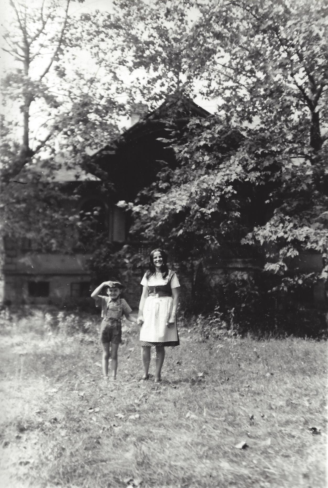 Fotó: Fia és felesége a békásmegyeri vadászkastély előtt (Családi archívum)